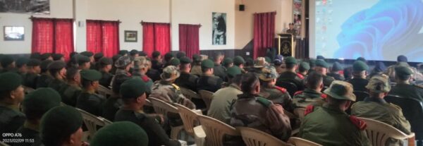 पौड़ी पुलिस ने आर्मी जवानों को दी साईबर अपराधों से बचाव की जानकारी