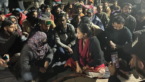 बेरोजगारों को समर्थन देने टिफिन लेकर पहुंची अनुकृति गुसाईं  