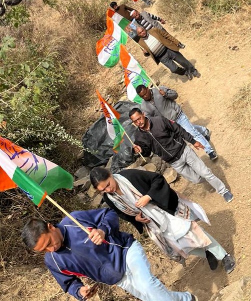 अनुकृति गुसाईं रावत ने रिखणीखाल ब्लॉक में निकाली हाथ से हाथ जोड़ो यात्रा
