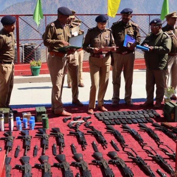 एसएसपी पौड़ी चौबे द्वारा किया गया पुलिस लाईन का वार्षिक निरीक्षण