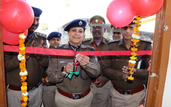 एसएसपी पौड़ी चौबे द्वारा किया गया स्मार्ट बैरक का उद्घाटन