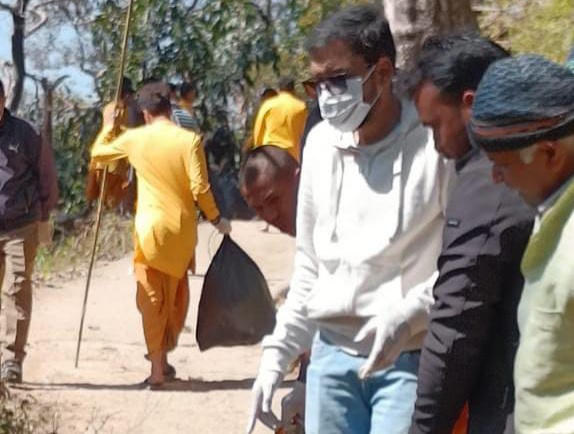 डीएम पौड़ी ने नीलकंठ पैदल मार्ग पर चलाया सफाई अभियान, रोपे 20 रुद्राक्ष के पौधे