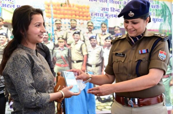 69 खोये हुए मोबाइल मिलने के बाद स्वामियों ने SSP को कहा Thank you