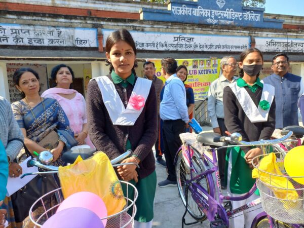 रोटरी क्लब ने वितरित की 6 जरूरतमंद छात्राओं को साईकिल