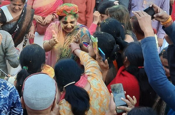 विधानसभा अध्यक्ष ने मालवीय उद्यान में लोगों के साथ जमकर खेली होली