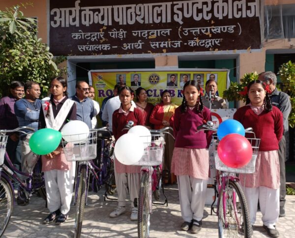 रोटरी दिव्य बालिका श्री योजना के द्वितीय चरण में बाँटी गई 5 जरूरतमंद छात्राओं को साईकिल