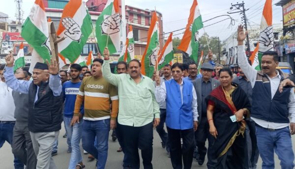 राहुल गाँधी की संसद सदस्यता निरस्त करने के विरोध में कांग्रेस ने फूँका केन्द्र सरकार का पुतला