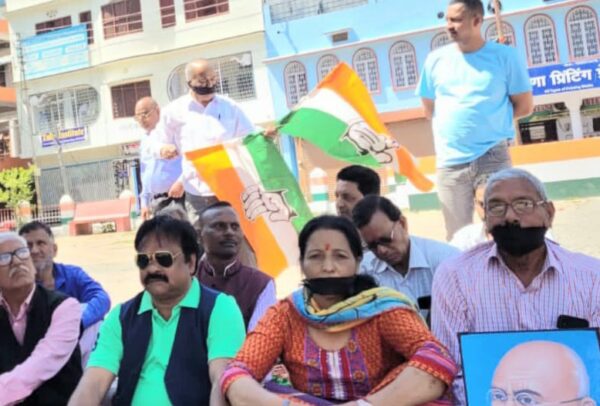 कांग्रेसियों ने राहुल गाँधी के निलम्बन को लेकर किया सत्याग्रह