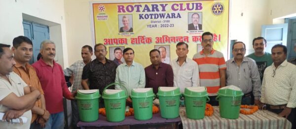 रोटरी क्लब ने स्वच्छता के लिये रोडवेज को दिये 32 डस्टबिन