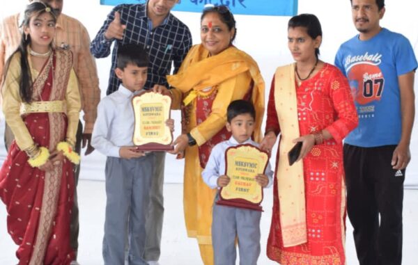 विधानसभा अध्यक्ष ने मेधावी छात्र-छात्राओं को वितरित किए प्रशस्ति पत्र