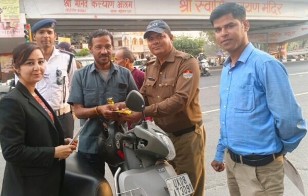यातायात पुलिस और डिजिटल वोलेंटीयर्स ने नियमों की जानकारी रखने वालो को दिए उपहार
