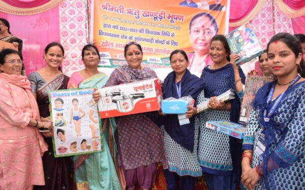 विधानसभा अध्यक्ष ने 89 आंगनबाड़ी केंद्रों में बांटी खेल एवम् शिक्षण सामग्री
