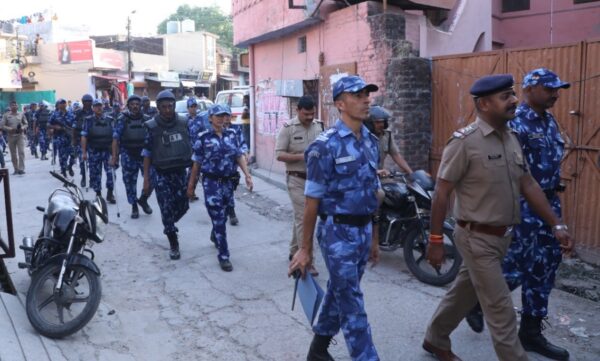 अम्बेड़कर जयन्ती एवं ईद-उल-फितर पर्व के दृष्टिगत (RAF) के साथ पुलिस ने किया फ्लैग मार्च