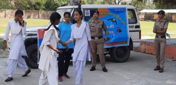 पुलिस ने स्कूली छात्राओं को सिखाये आत्मरक्षा के गुर
