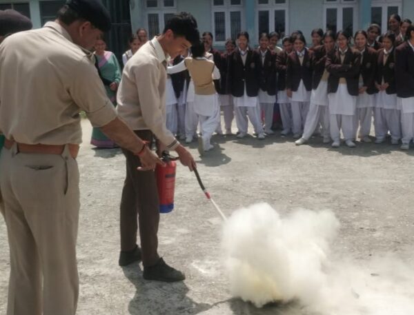 अग्निशमन सेवा सुरक्षा सप्ताह के दूसरे दिन स्कूलों में हुए मॉक ड्रिल