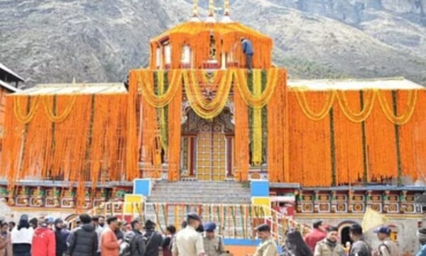 बर्फबारी और कड़ाके की ठंड के बीच खुले भू-बैकुंठ बदरीनाथ धाम के कपाट