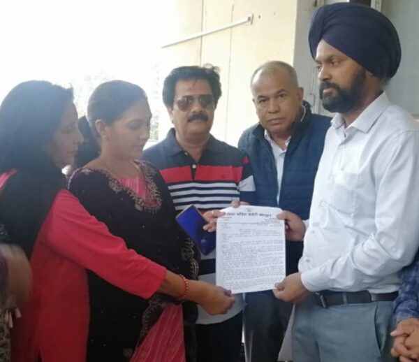 कांग्रेसियों ने तहसीलदार के माध्यम से प्रधानमंत्री को भेजा ज्ञापन