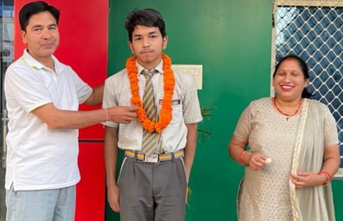 नवयुग पब्लिक स्कूल में 93% अंक पर हासिल कर 12वीं के टॉपर बने रघुनंदन