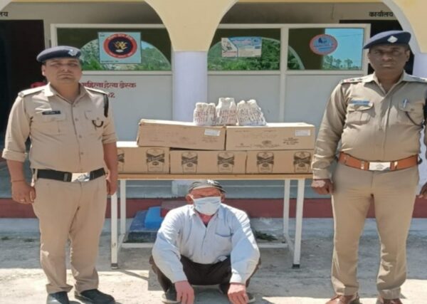 धुमाकोट में 5 पेटी अवैध शराब के साथ एक गिरफ्तार