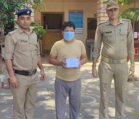 कोटद्वार के लकड़ीपडाव में सट्टा लगाते हुए अजय गिरफ्तार