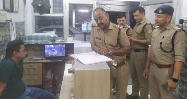 कोटद्वार पुलिस ने अवैध शराब पिलाने वाले होटल व ढाबों मालिकों के काटे चालान