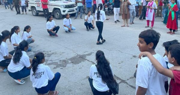 प्रोजेक्ट हेल्प इंडिया व पौड़ी पुलिस ने नुक्कड़ नाटक के माध्यम से दिलाया ‘भिक्षा नही शिक्षा’ का संदेश