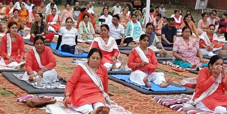 महिला पतंजलि योग समिति ने क्रेडल में कराया योगाभ्यास
