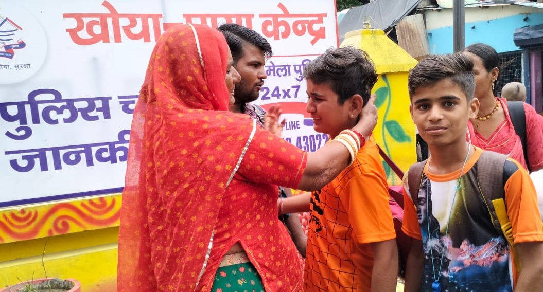 राजस्थान के नन्हें कांवड़िये को मिलने पर परिजनों ने जताया पुलिस का आभार