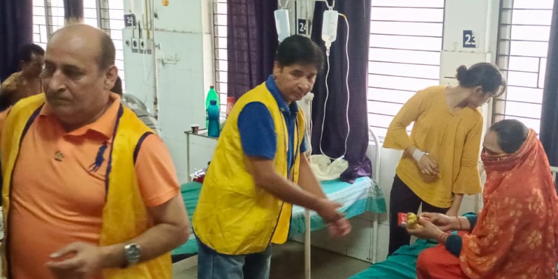 लायंस क्लब डिग्निटी ने मरीजों को किये फल वितरित