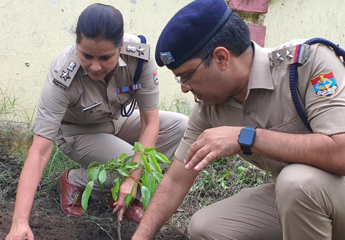 हरेला पर्व पर पौड़ी पुलिस द्वारा किया गया वृक्षारोपण