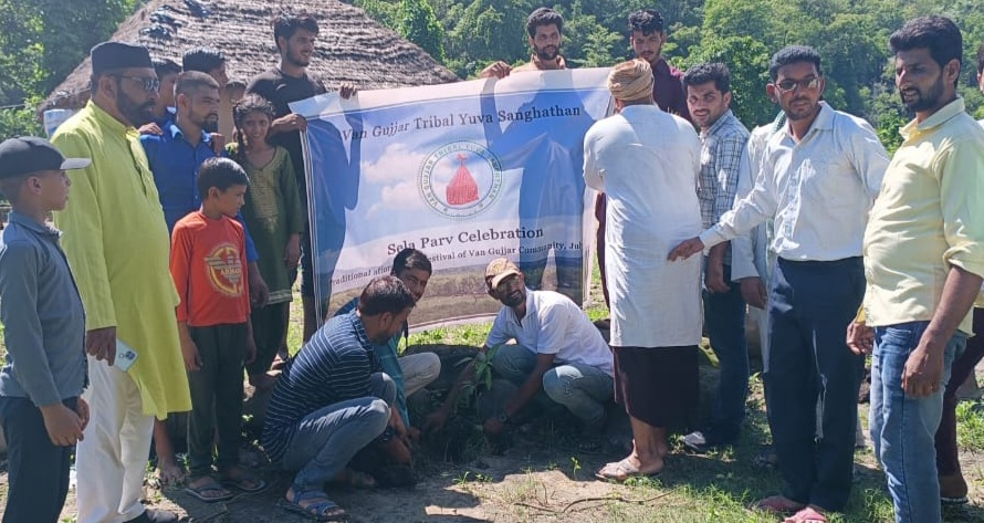 वन विभाग की अनुपस्थिति में गुज्जरों ने मनाया सेला पर्व