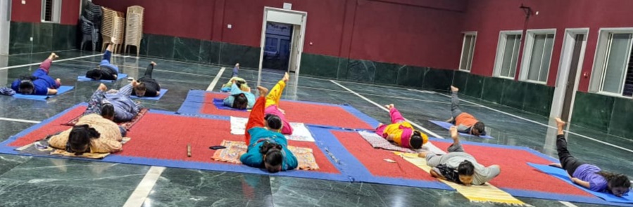 बीईएल में चल रहे योग शिविर के पांचवे दिन सिखाये गये मोटापा कम करने के आसन