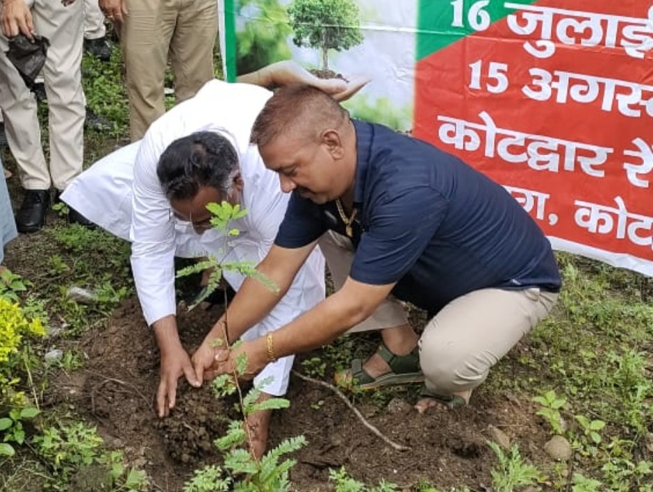 लैंसडौन वन प्रभाग के कोटद्वार रेंज ने स्कूली बच्चों के साथ मिलकर लगाए पौधे