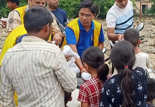 लॉयन्स क्लब डिग्निटी ने आपदा ग्रस्त क्षेत्रों में बांटी राहत सामग्री