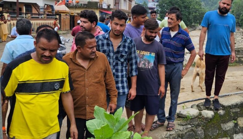 आपदा ग्रस्त क्षेत्रों में घर-घर जाकर लोगों की मदद कर रहे भाजपा जिलाध्यक्ष वीरेंद्र रावत व कार्यकर्ता