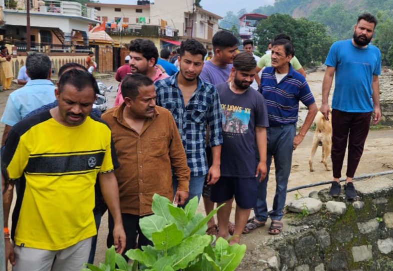 आपदा ग्रस्त क्षेत्रों में घर-घर जाकर लोगों की मदद कर रहे भाजपा जिलाध्यक्ष वीरेंद्र रावत व कार्यकर्ता