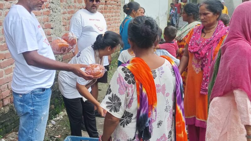 प्रोजेक्ट हेल्प इंडिया ने खोह नदी में बहे 12 घरों के लोगों को उपलब्ध कराया राशन