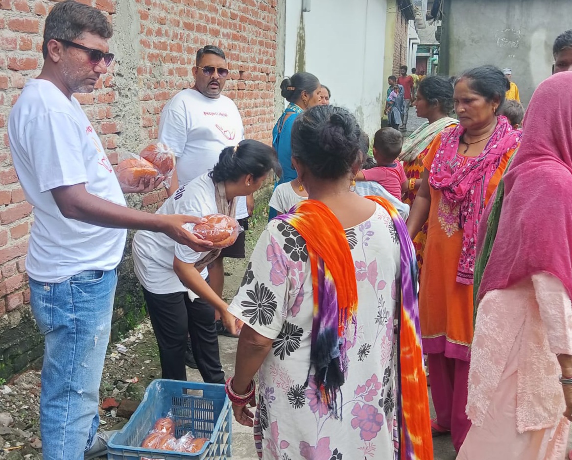 प्रोजेक्ट हेल्प इंडिया ने खोह नदी में बहे 12 घरों के लोगों को उपलब्ध कराया राशन