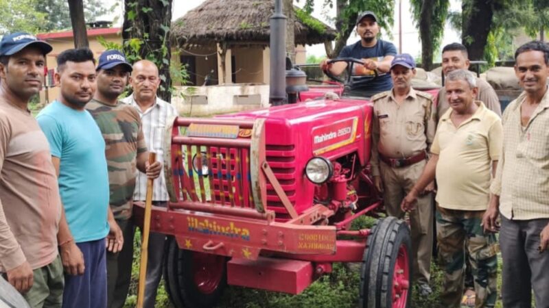 तेलीस्त्रोत में अवैध खनन करता ट्रैक्टर सीज