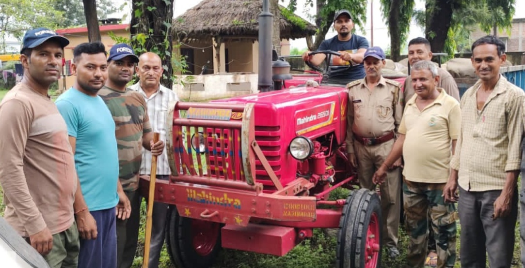 तेलीस्त्रोत में अवैध खनन करता ट्रैक्टर सीज