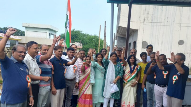 रोटरी क्लब ने रोटरी भवन मे फहराया तिरंगा