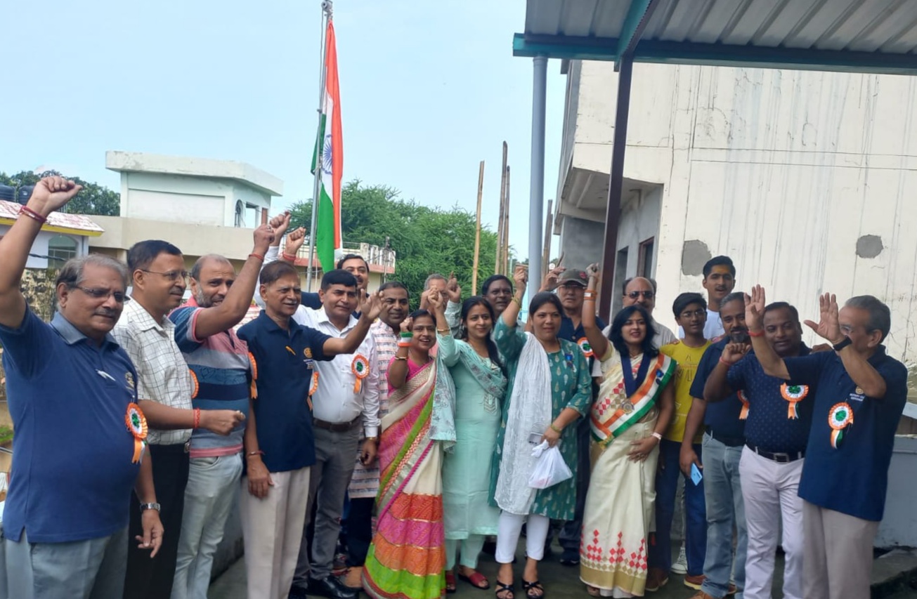 रोटरी क्लब ने रोटरी भवन मे फहराया तिरंगा