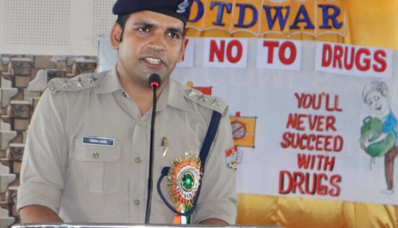 छात्र-छात्राओं को नशे के दुष्परिणामों से जागरुक कर रही पौड़ी पुलिस