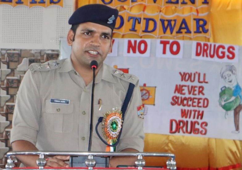 छात्र-छात्राओं को नशे के दुष्परिणामों से जागरुक कर रही पौड़ी पुलिस