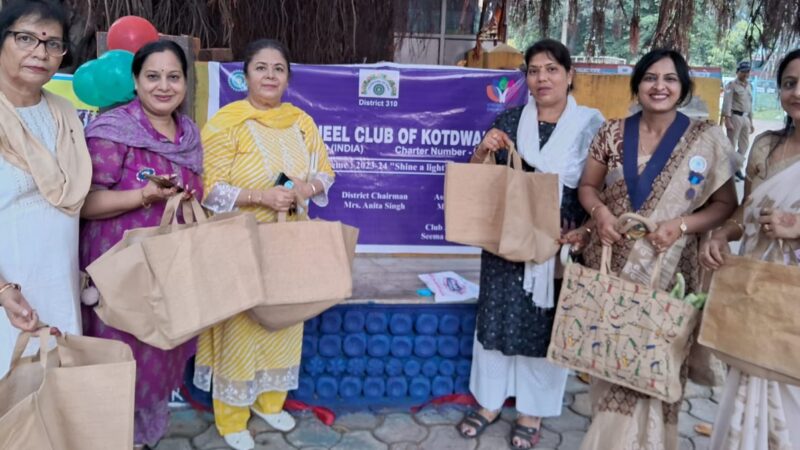 इनरव्हील क्लब ने इको ब्रिक्स से किया कौङिया चेकपोस्ट पर बेंच का निर्माण