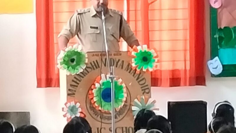 ट्रैफिक पुलिस ने विद्यार्थियों को बालिग होने तक वाहन न चलाने के लिए किया प्रेरित