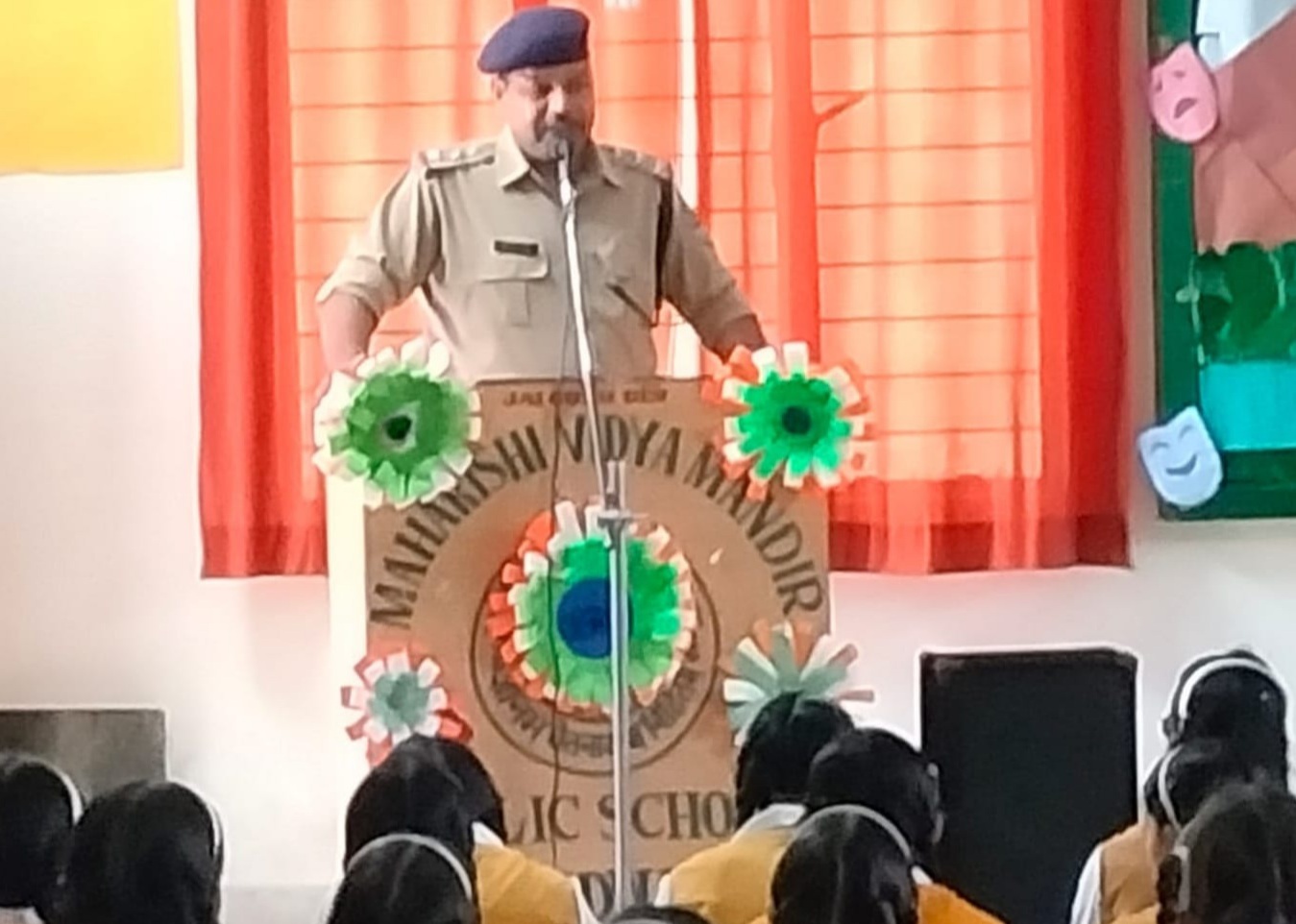 ट्रैफिक पुलिस ने विद्यार्थियों को बालिग होने तक वाहन न चलाने के लिए किया प्रेरित