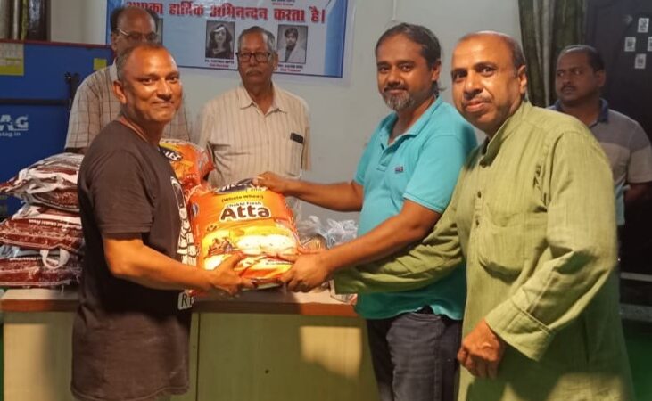 रोटरी क्लब ने खो नदी बाढ़ प्रभावितों को बांटी राहत सामग्री