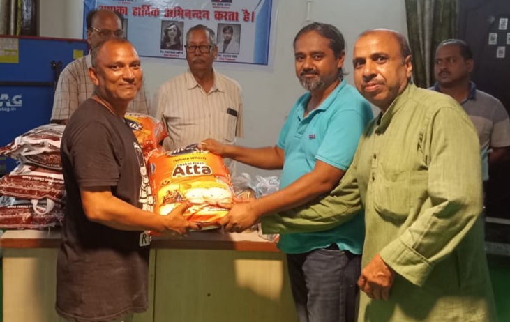 रोटरी क्लब ने खो नदी बाढ़ प्रभावितों को बांटी राहत सामग्री