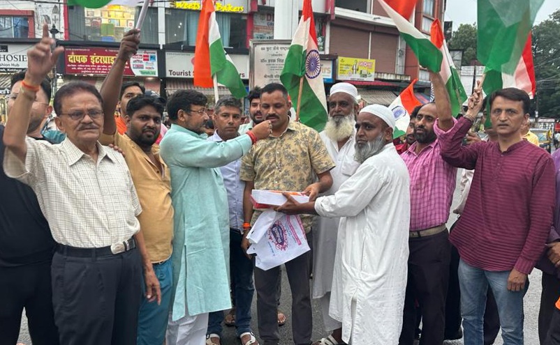 चंद्रयान-3 की सफल लैंडिंग पर भाजपा कार्यकर्ताओं ने झंडाचौक में किया मिष्ठान वितरण